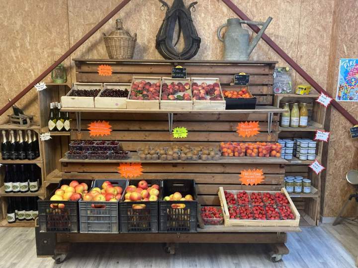 Etal de fruits et produits locaux La Rochette